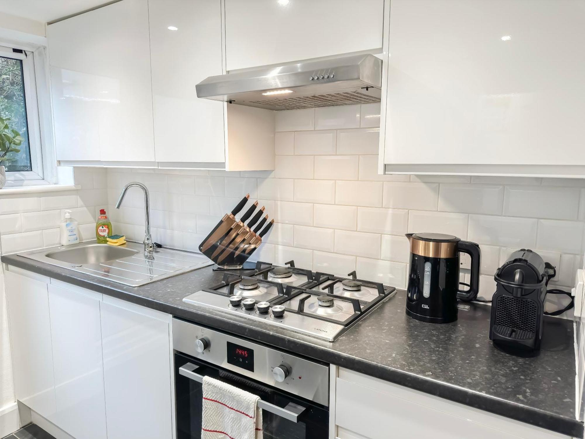 1-Bedroom Flat With Small Garden & Paid Parking In Finsbury Park, Highbury London Exterior photo