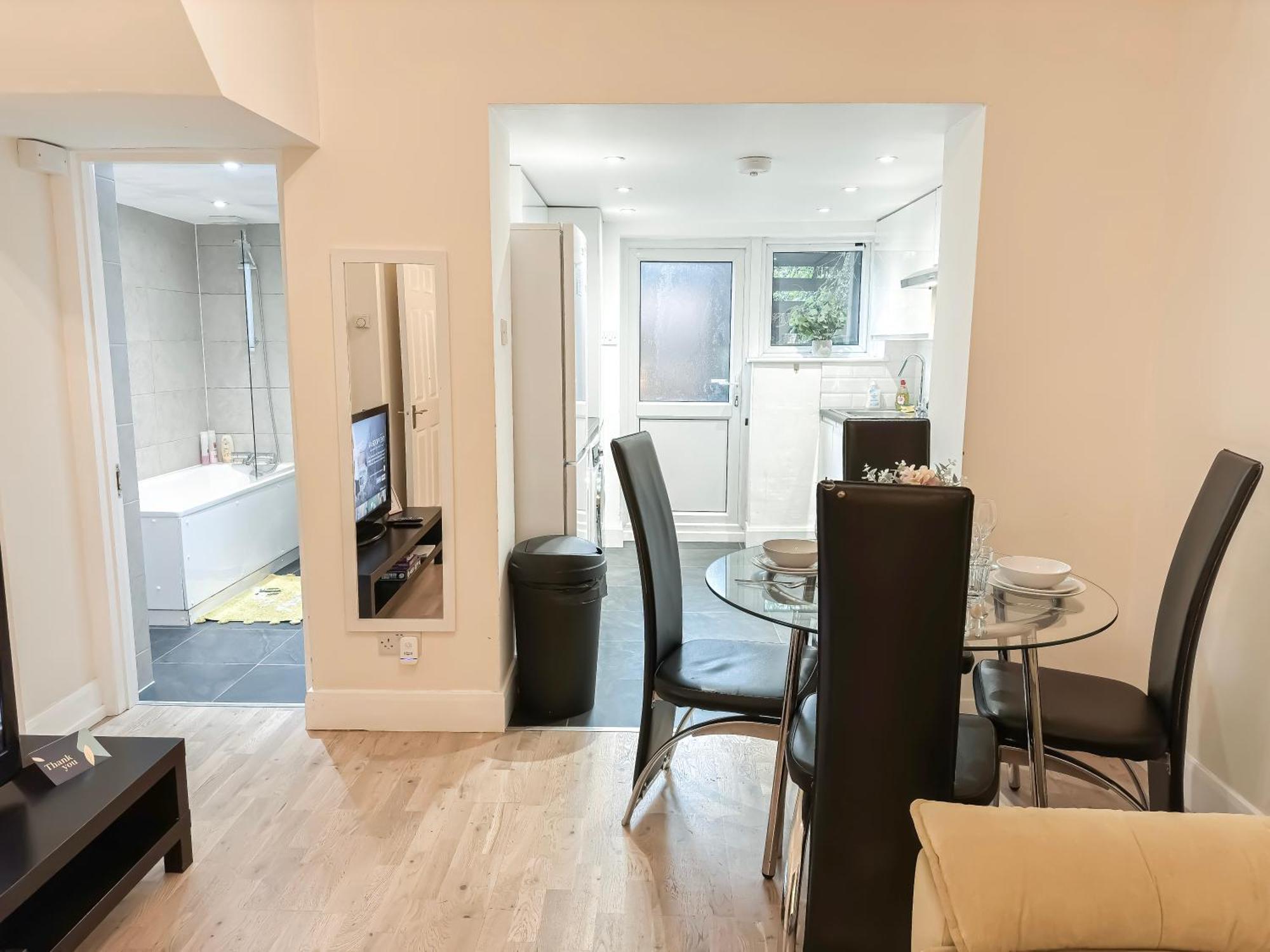 1-Bedroom Flat With Small Garden & Paid Parking In Finsbury Park, Highbury London Exterior photo