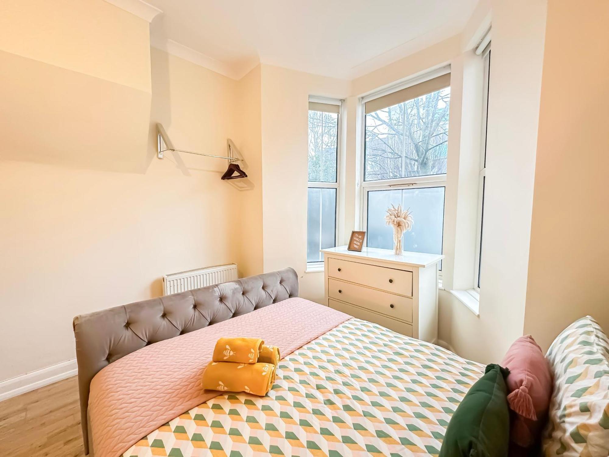 1-Bedroom Flat With Small Garden & Paid Parking In Finsbury Park, Highbury London Exterior photo
