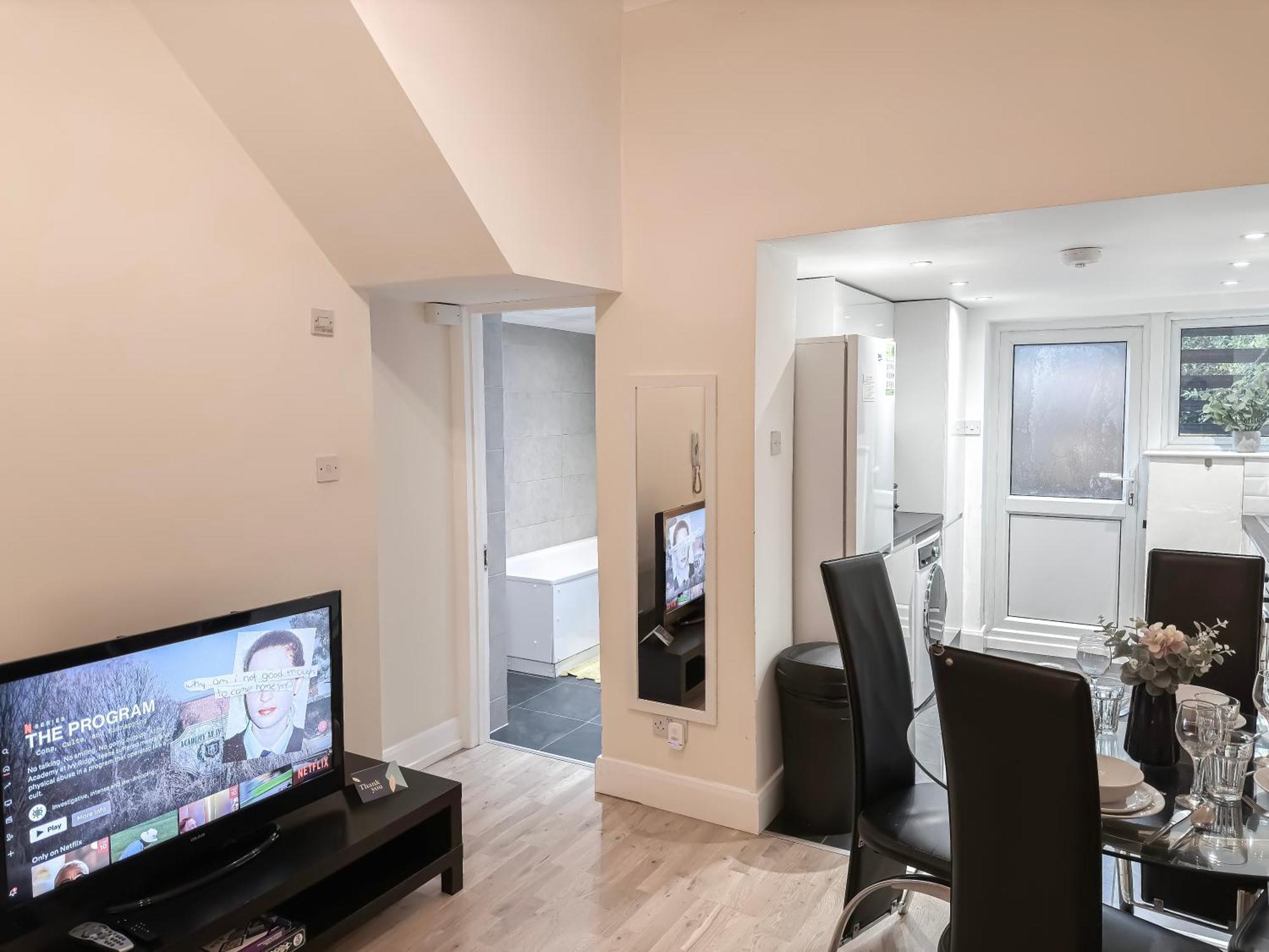 1-Bedroom Flat With Small Garden & Paid Parking In Finsbury Park, Highbury London Exterior photo