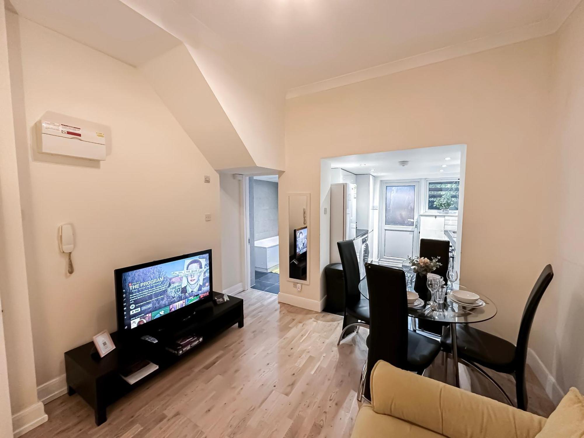 1-Bedroom Flat With Small Garden & Paid Parking In Finsbury Park, Highbury London Exterior photo