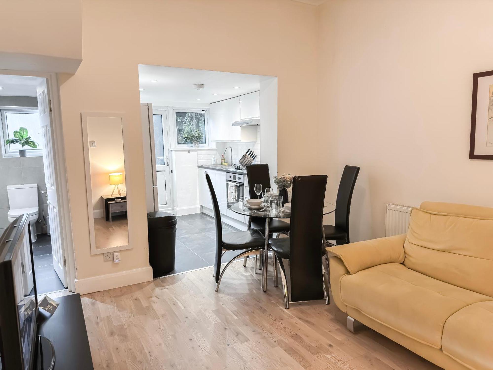 1-Bedroom Flat With Small Garden & Paid Parking In Finsbury Park, Highbury London Exterior photo