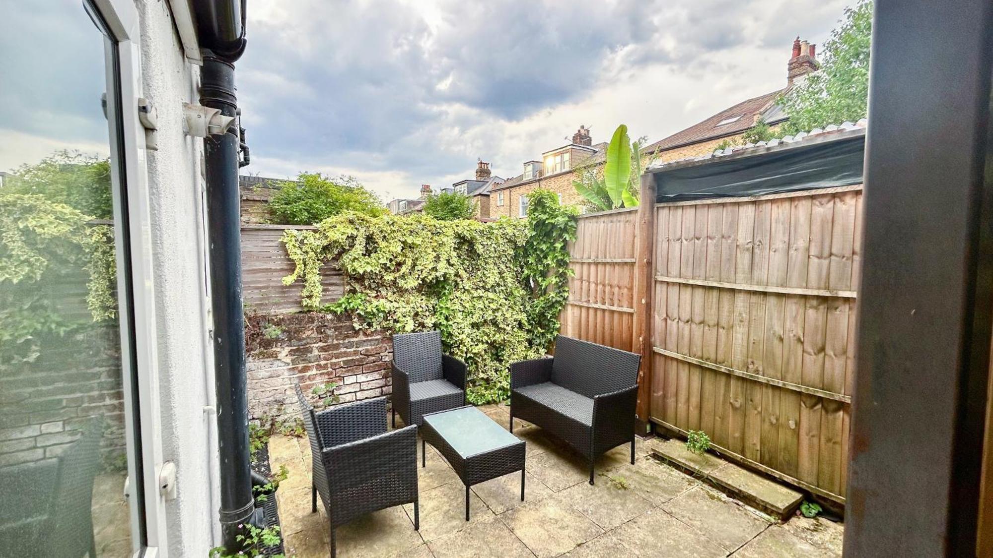 1-Bedroom Flat With Small Garden & Paid Parking In Finsbury Park, Highbury London Exterior photo