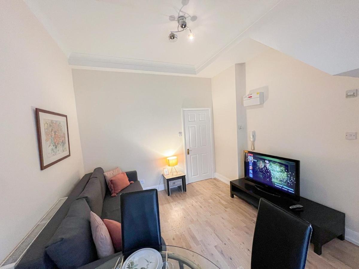 1-Bedroom Flat With Small Garden & Paid Parking In Finsbury Park, Highbury London Exterior photo